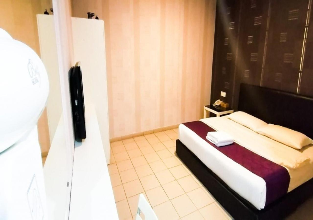 Biz Hotel Batu Pahat Exterior photo